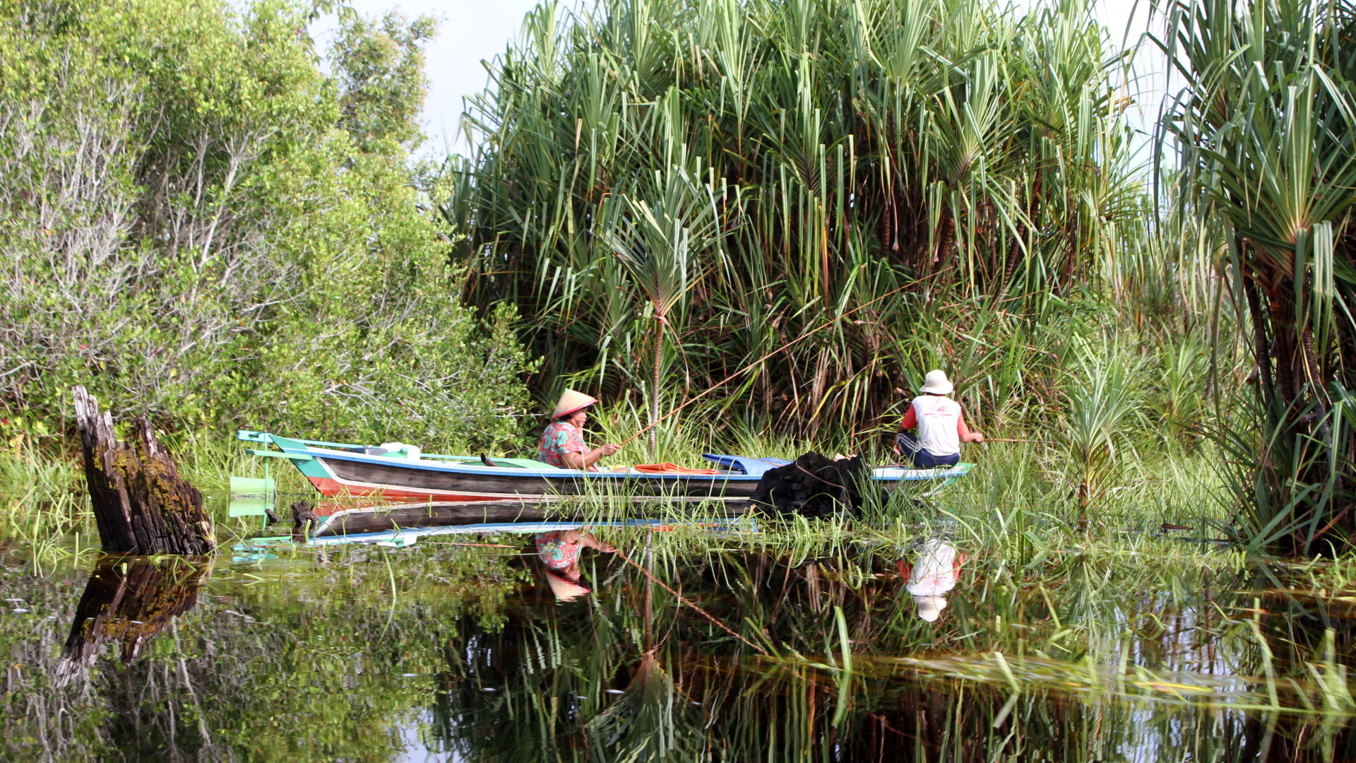 Sustainable-peatland-livelihoods-fishing-at-Mentangai-river-Marcel-Silvius-e1470921752161
